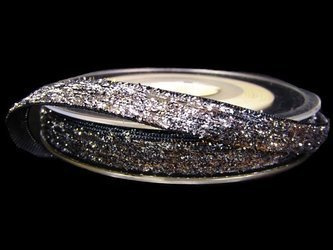 Aksamitka 10mm błyszcząca srebrna tło czarne