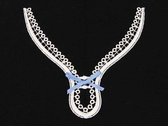 Dekolt gipiurowy biały z kokardką