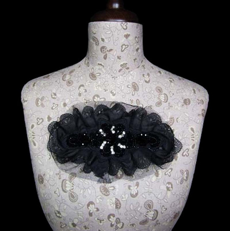 Ozdobna aplikacja z kamieniami