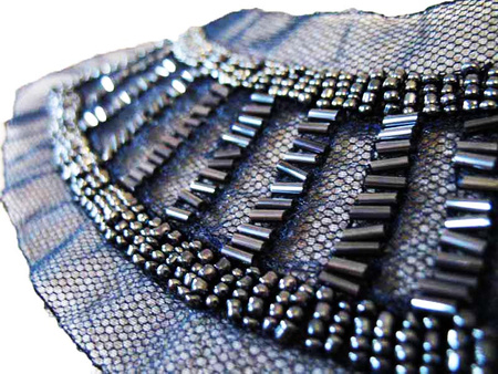 Dekolt tiulowy z koralikami granat