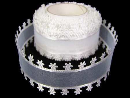 Wstążka 25mm organtyna KWIATKI biała