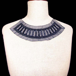 Dekolt tiulowy z koralikami granat