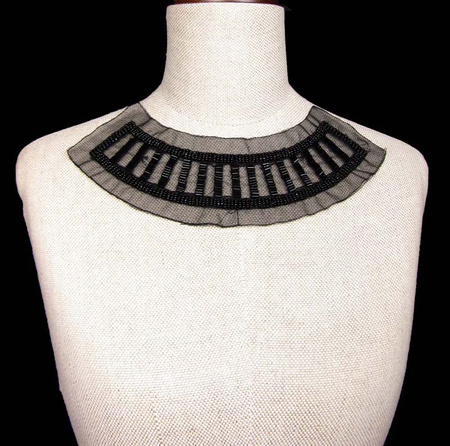 Dekolt tiulowy z koralikami czarny