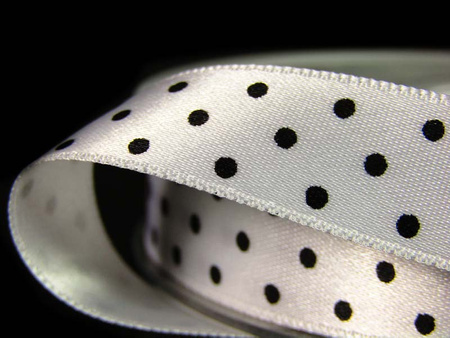 Wstążka 15mm atłas DOTS biała