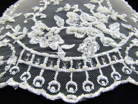 Koronka 140cm tiulowa haft & koralik biała