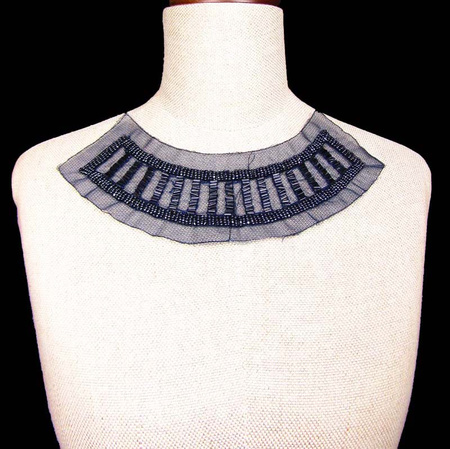 Dekolt tiulowy z koralikami granat