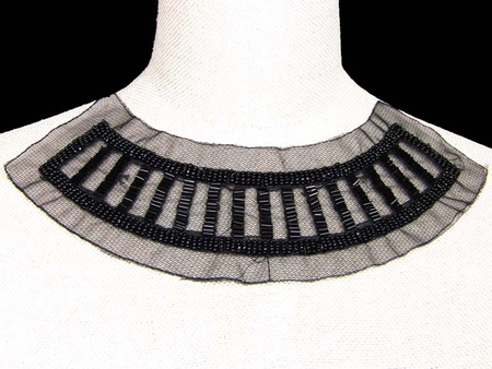 Dekolt tiulowy z koralikami czarny